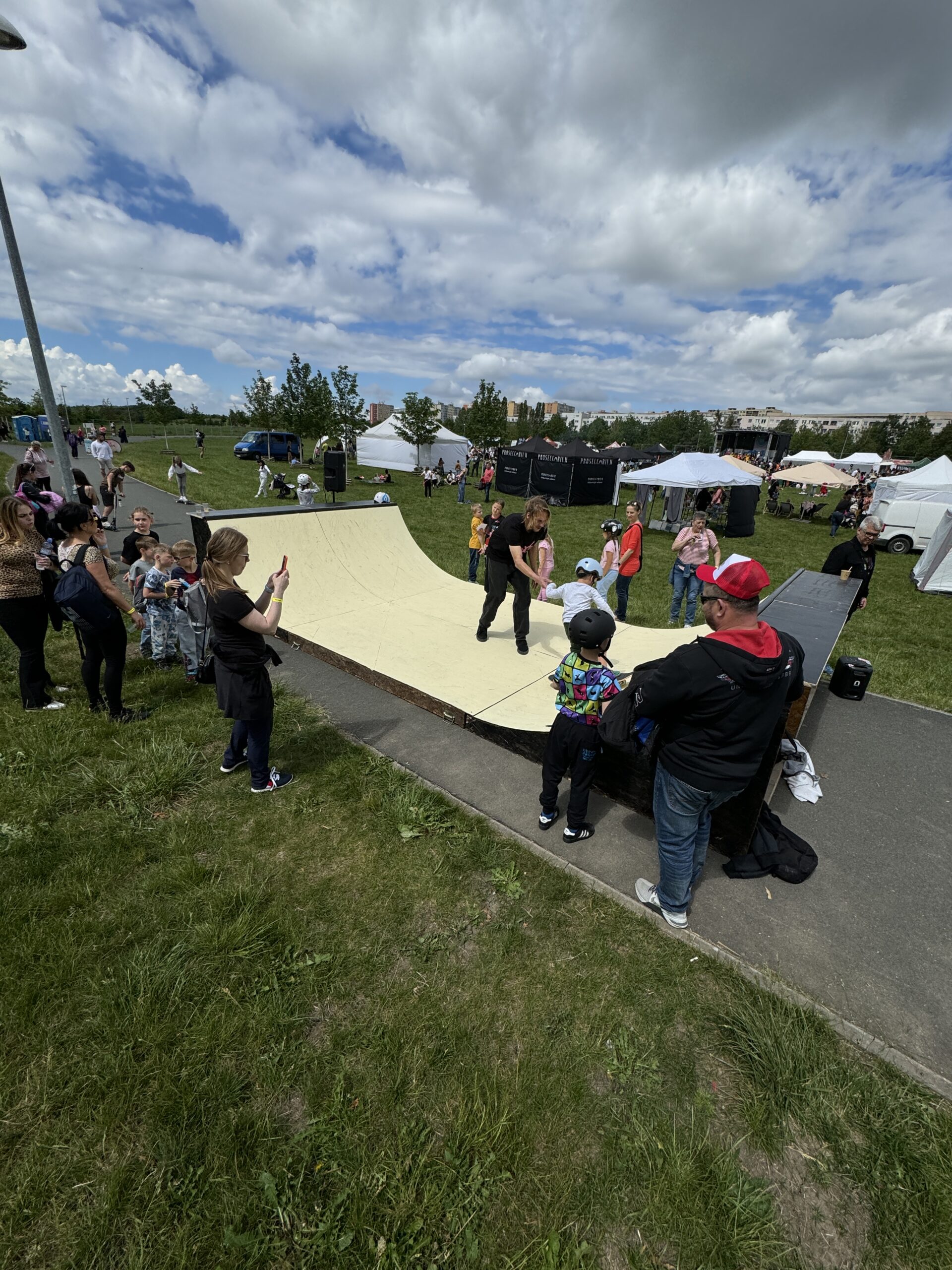 ČiperkaFest, Černý Most, Praha: Den plný zábavy a skateboardingu 🛹🎉